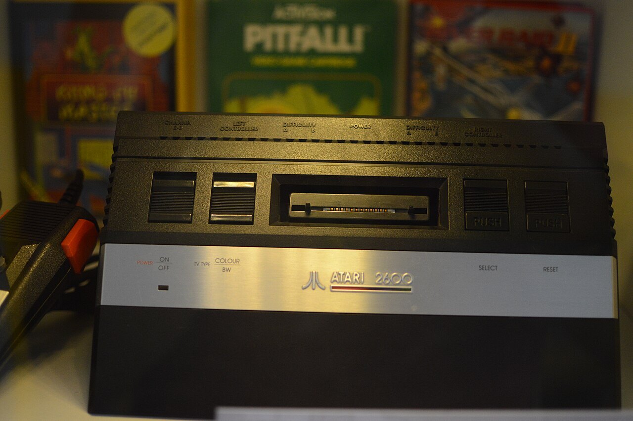 Konsola Atari 2600 Jr. w muzeum Gry i Komputery Minionej Ery we Wrocławiu