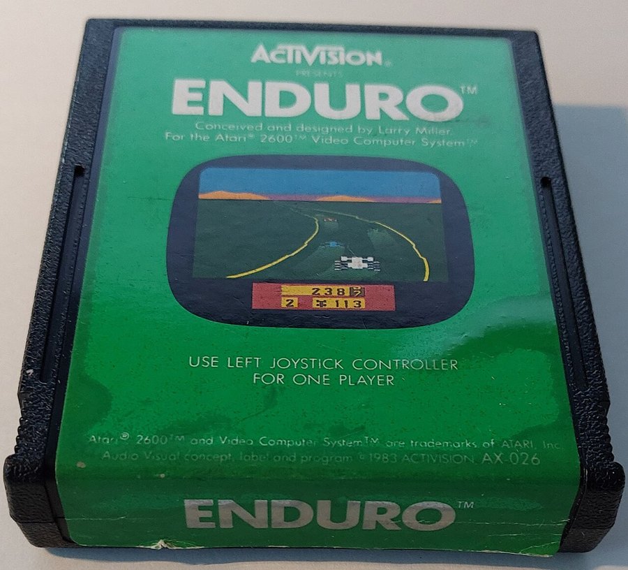 Zielony kartridż z grą wyścigową Enduro firmy Activision na Atari 2600