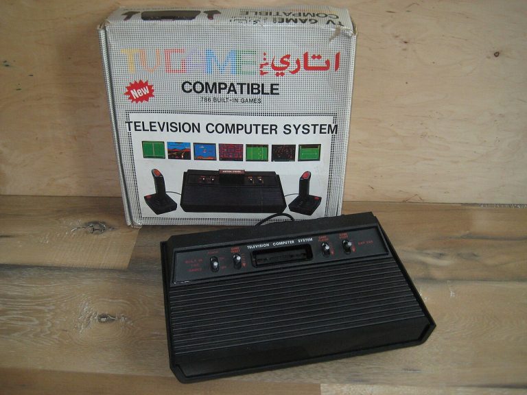Czarny klon konsoli Atari 2600 z wbudowanymi grami, obok pudełko z napisem Television Computer System