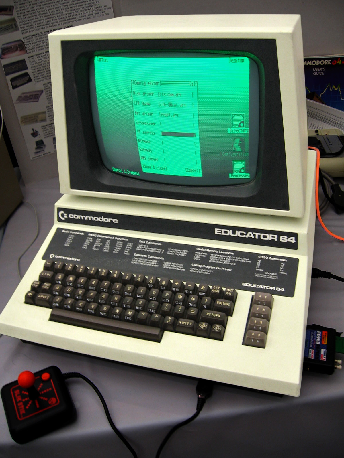 Komputer Commodore Educator 64 z wbudowanym monitorem, na którym świeci zielony tekst